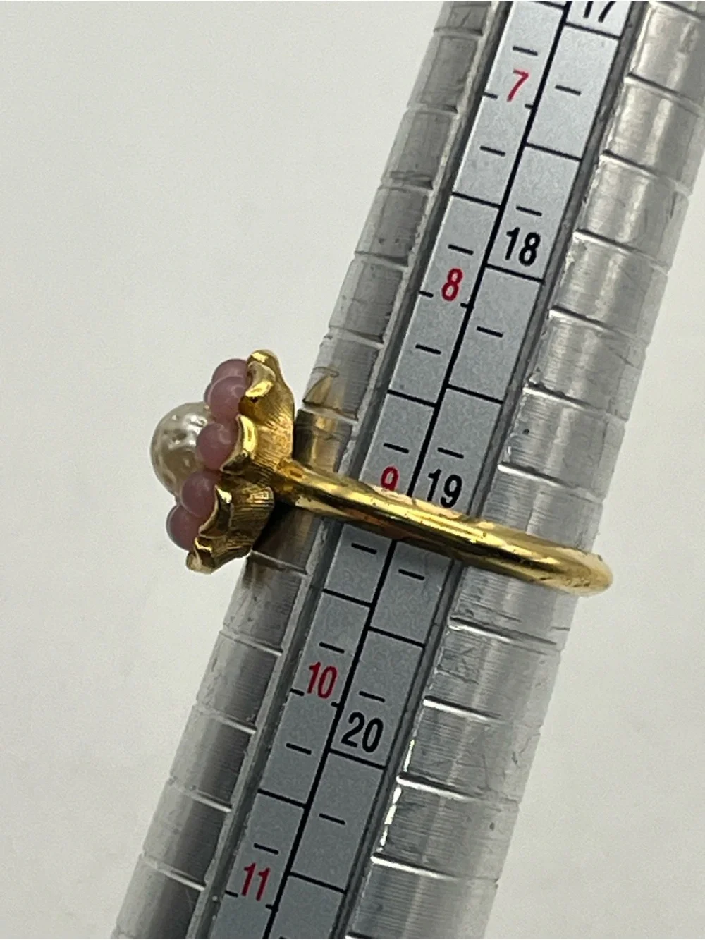 Daisy flower pale pink/ purple gold tone vintage ring size 9 faux pearl